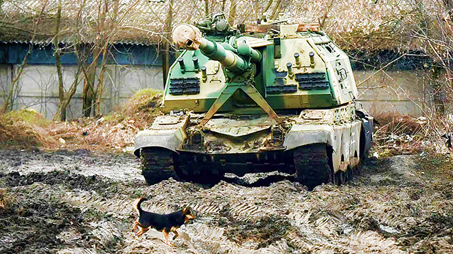 دبابة روسية وسط الوحل الأوكراني